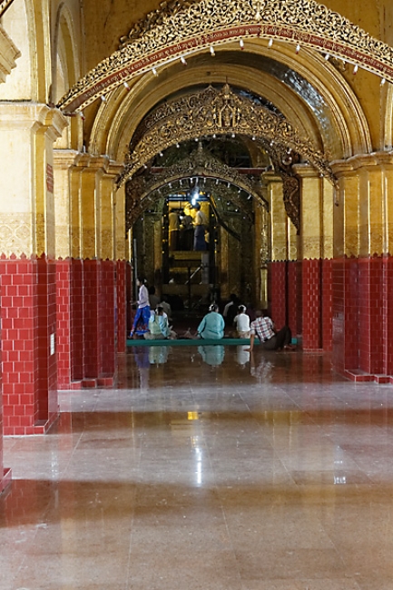 Mandalay-Bouddha Mahamuni-055